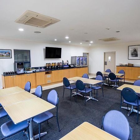 Hawkesbury Race Club Motel Windsor Buitenkant foto The lounge at Wagga Wagga Airport
