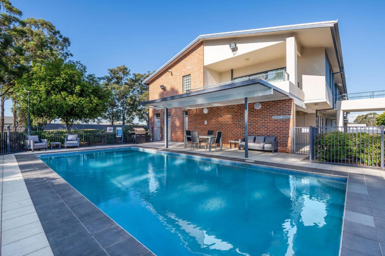 Hawkesbury Race Club Motel Windsor Buitenkant foto A swimming pool in Australia