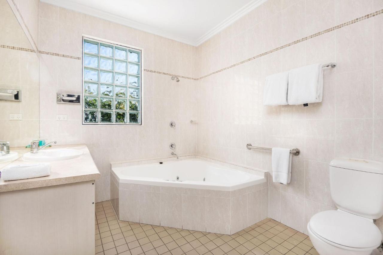 Hawkesbury Race Club Motel Windsor Buitenkant foto A modern bathroom