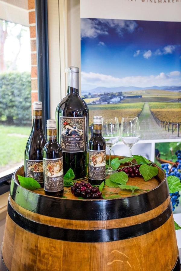 Hawkesbury Race Club Motel Windsor Buitenkant foto A bottle of German wine