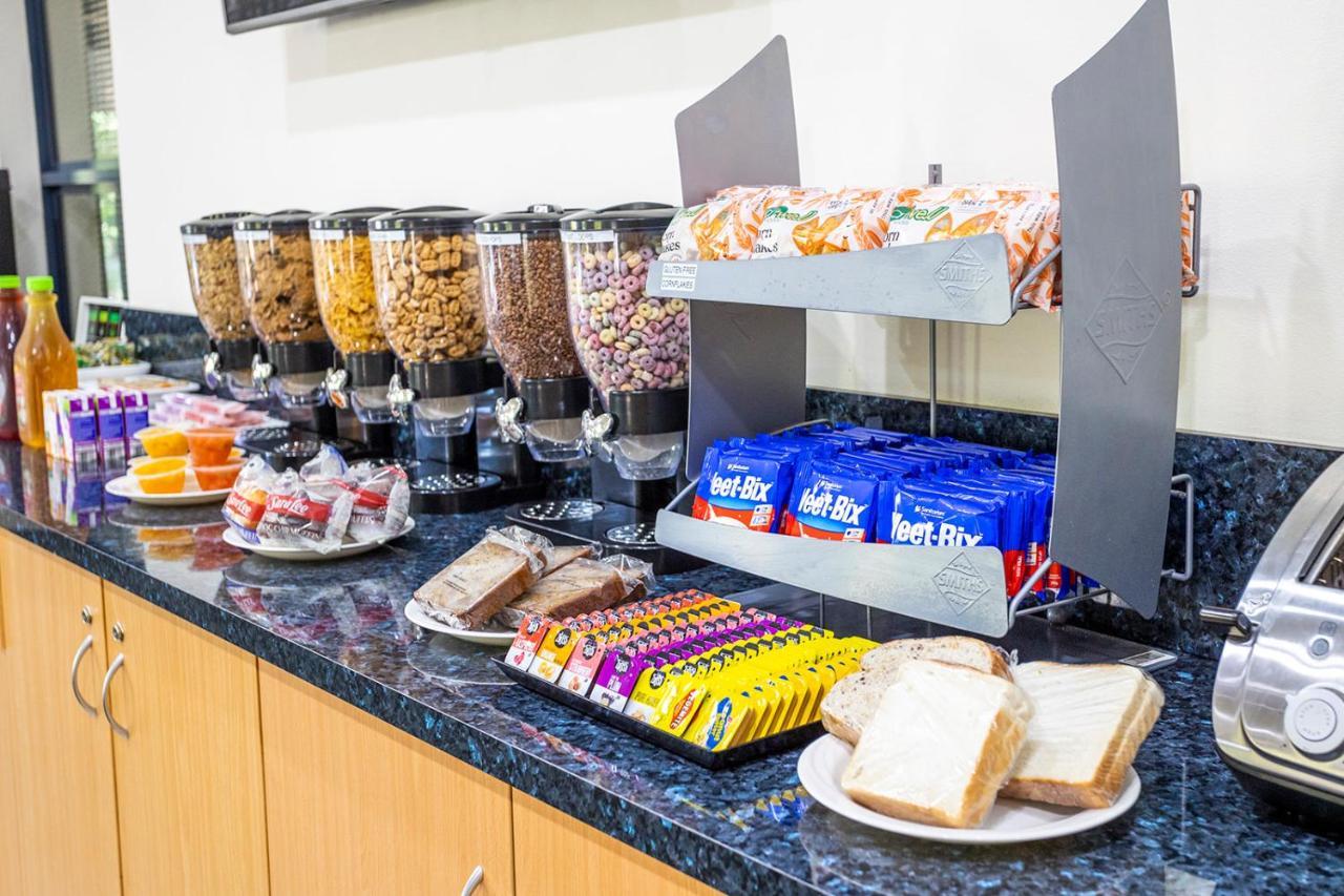 Hawkesbury Race Club Motel Windsor Buitenkant foto A cereal bar at a hotel