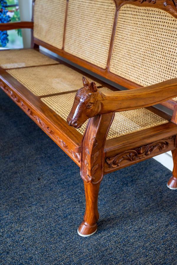 Hawkesbury Race Club Motel Windsor Buitenkant foto Detail of a horse head on a settee