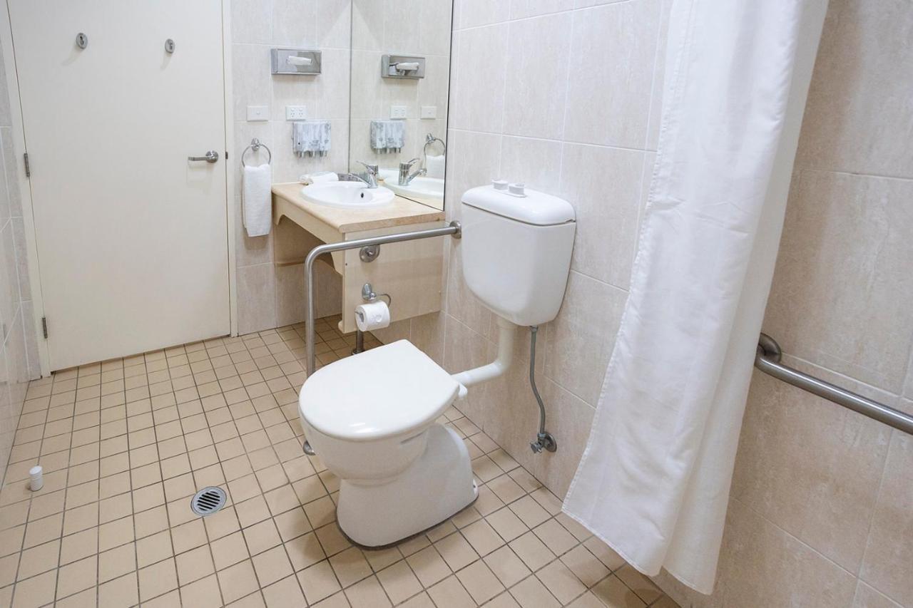 Hawkesbury Race Club Motel Windsor Buitenkant foto Bathroom in a hotel