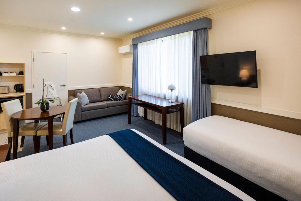 Hawkesbury Race Club Motel Windsor Buitenkant foto A room at the hotel