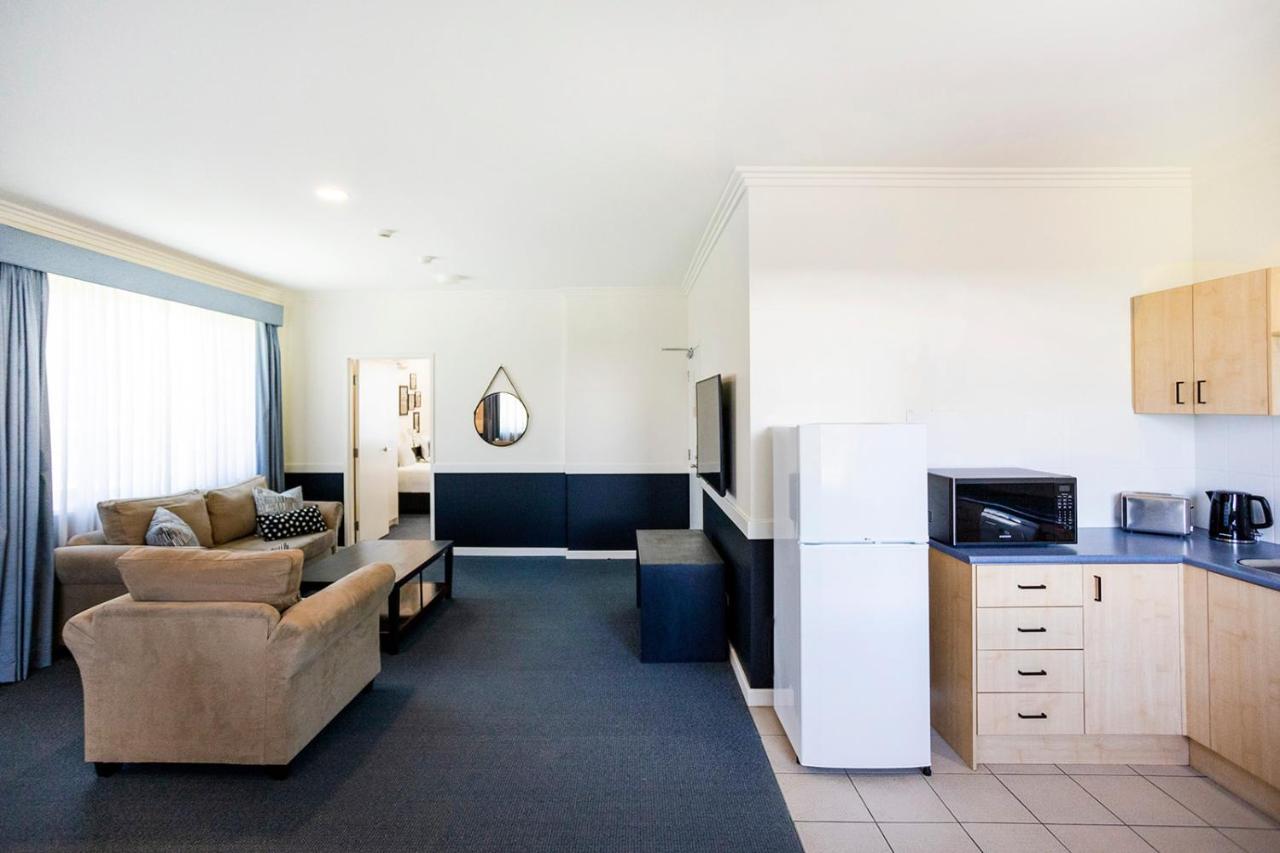 Hawkesbury Race Club Motel Windsor Buitenkant foto A typical studio apartment