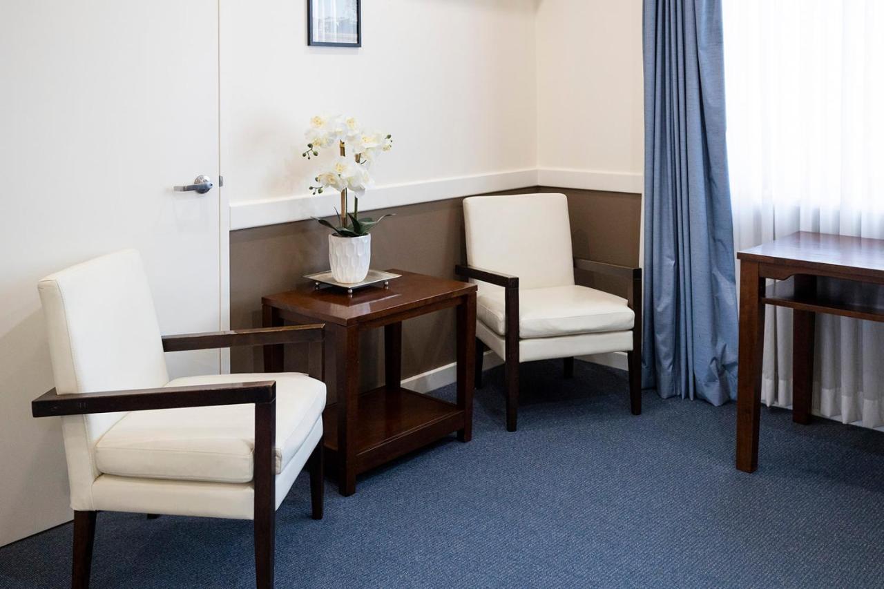 Hawkesbury Race Club Motel Windsor Buitenkant foto A room at the hotel