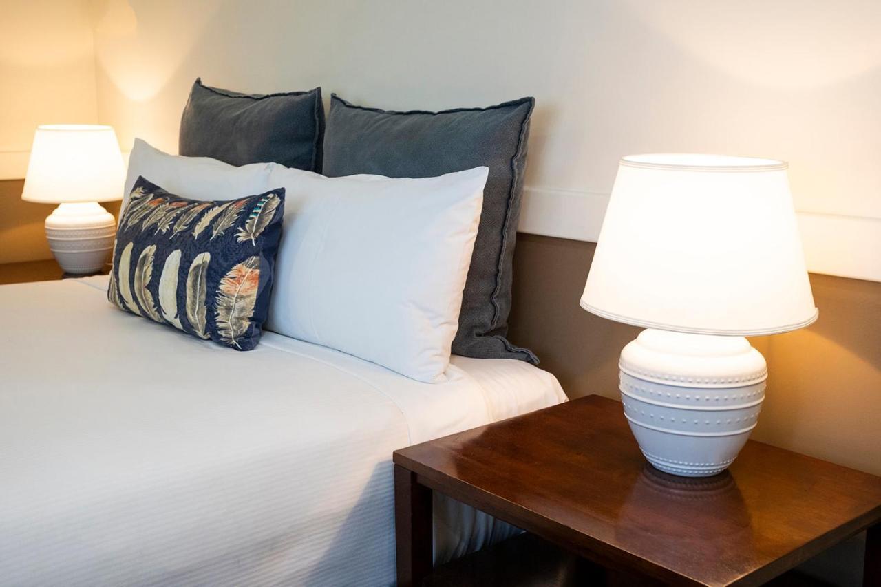 Hawkesbury Race Club Motel Windsor Buitenkant foto A bed with pillows