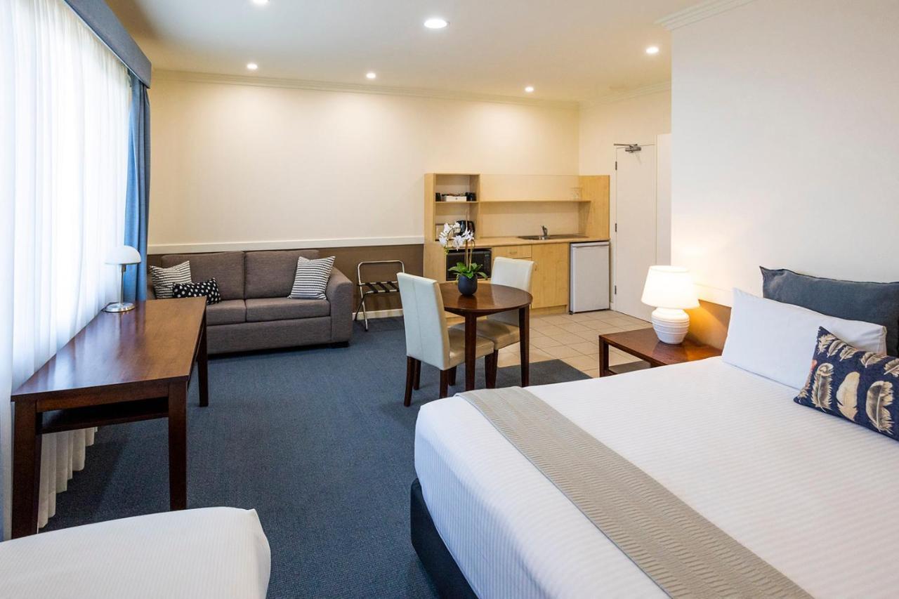 Hawkesbury Race Club Motel Windsor Buitenkant foto A typical Studio