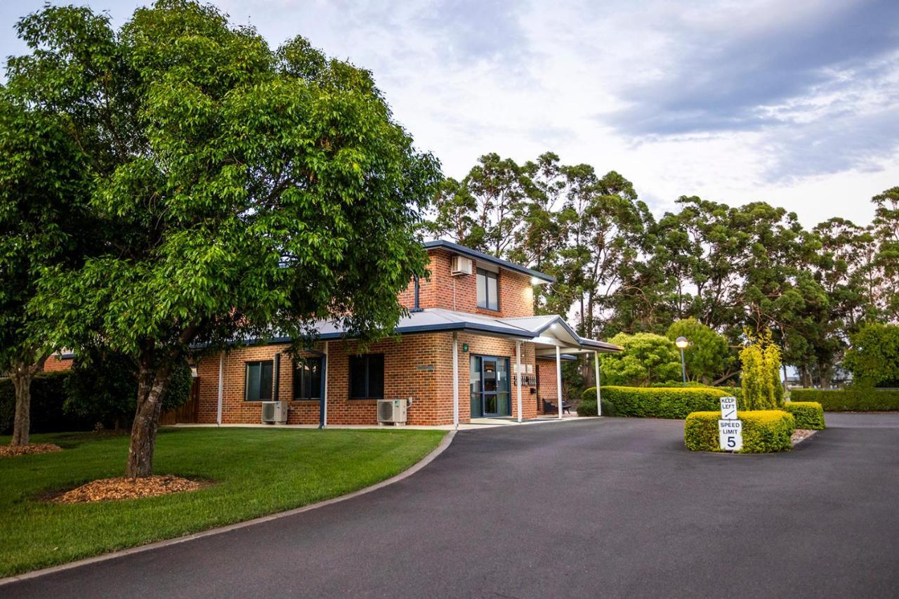 Hawkesbury Race Club Motel Windsor Buitenkant foto The main entrance to the school