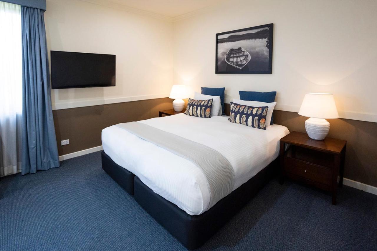 Hawkesbury Race Club Motel Windsor Buitenkant foto A room at the hotel