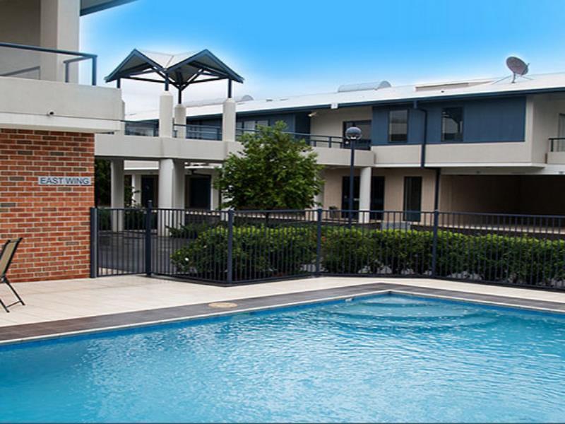 Hawkesbury Race Club Motel Windsor Buitenkant foto The swimming pool at the complex